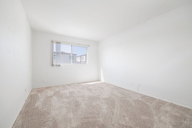 Building Photo - Pacific Beach condo now available, excellent location!