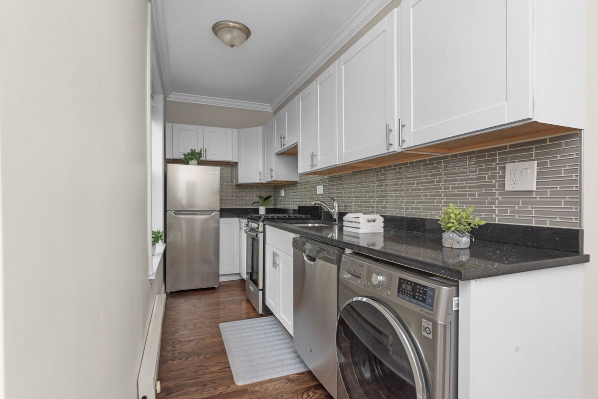 Building Photo - 915 W Waveland Ave