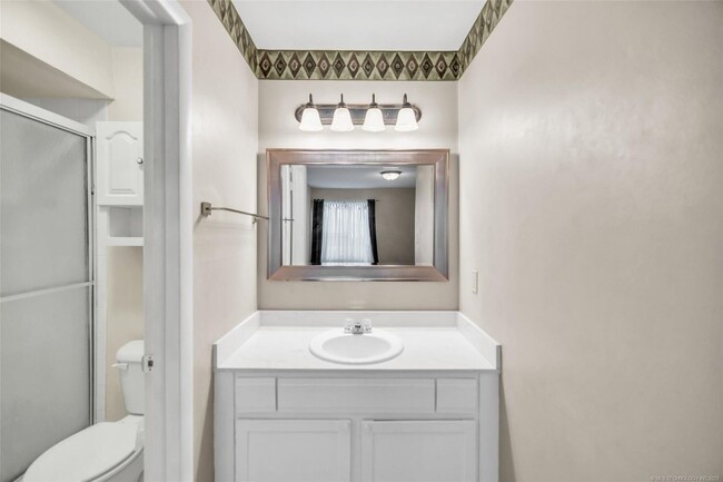 Building Photo - Beautiful move in ready first story condo.