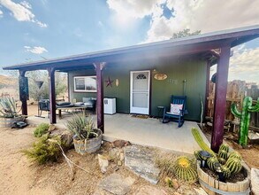 Building Photo - Joshua Tree Cabin in Peaceful, Wide Open S...