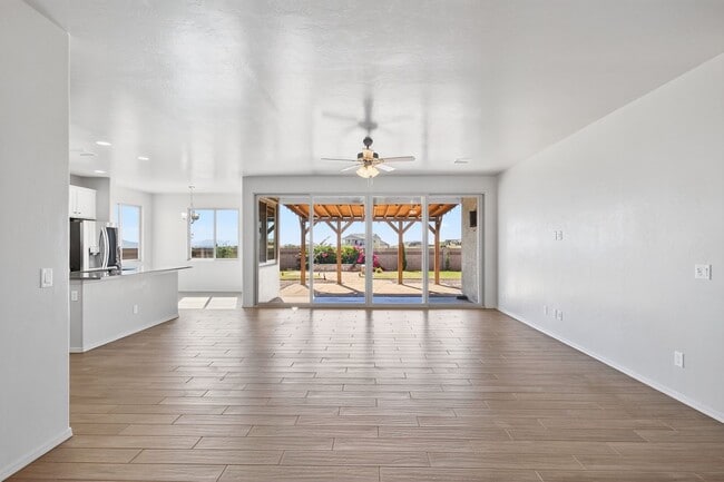 Building Photo - King Ranch