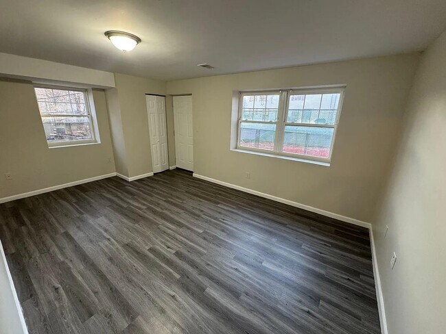 Building Photo - 305 S 6th St