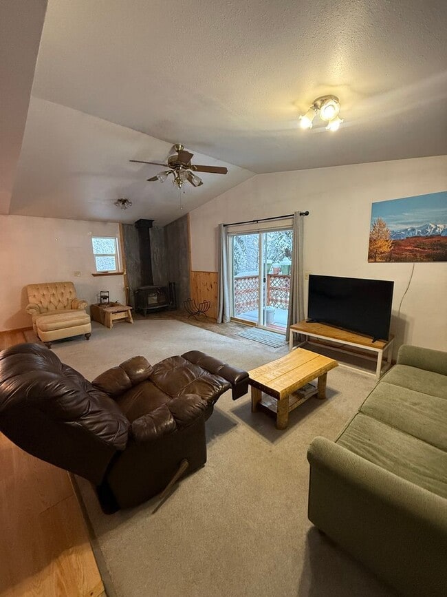 Building Photo - Spacious 3-Bedroom, 2-Bath Home, 2 Car Garage, Just Outside of Town – Pets Welcome!