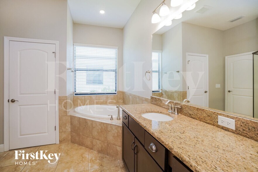 Building Photo - 12414 Drakefield Dr
