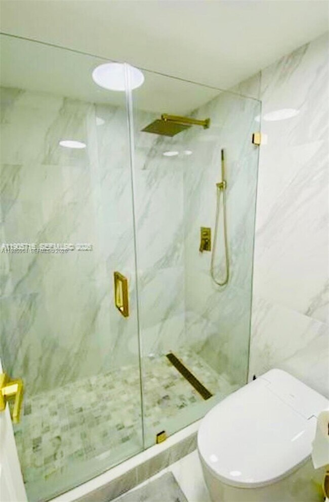 Building Photo - 1100 St Charles Pl