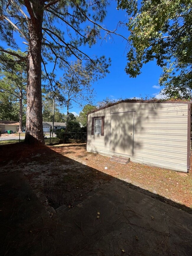 Building Photo - 841 Meadow Ln