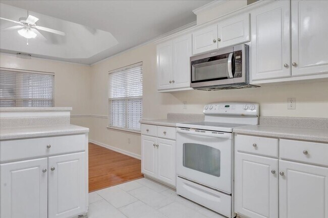 Building Photo - MOVE IN READY