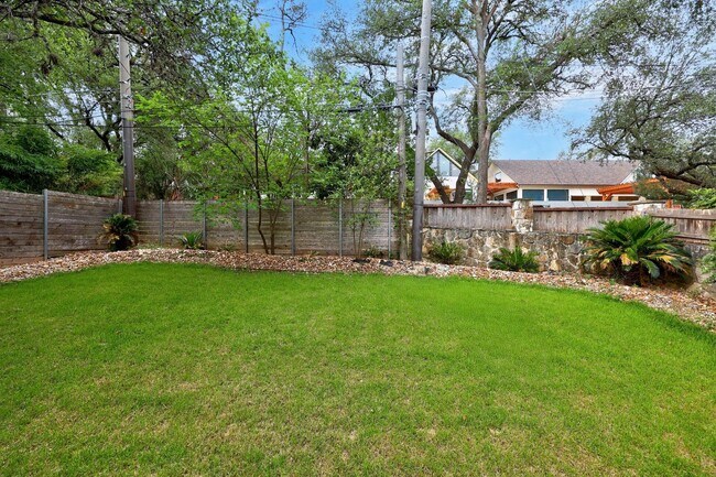 Building Photo - 7 Bed Home for August!