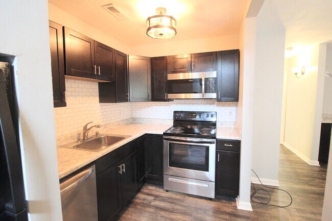 Building Photo - 1384 Bradley Dr