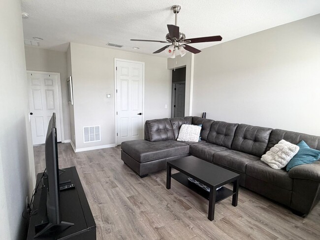 Building Photo - 1659 Chatsworth Cir