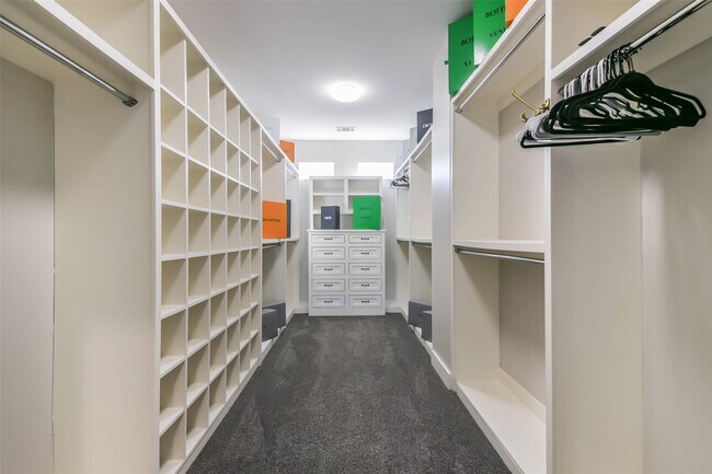 Building Photo - 2422 Hadley St