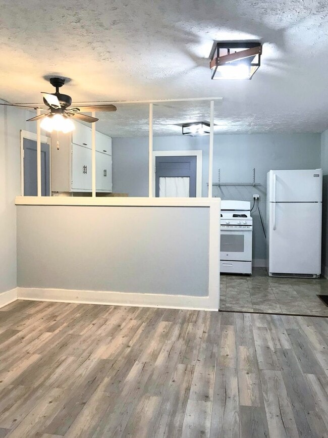 Building Photo - Clean 2 bedroom home
