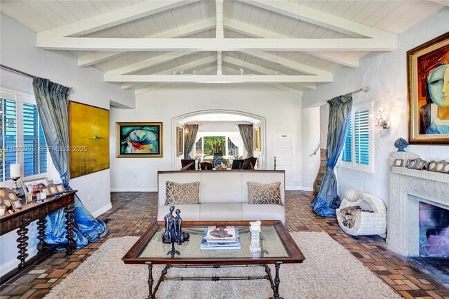 Building Photo - 940 Hollywood Blvd