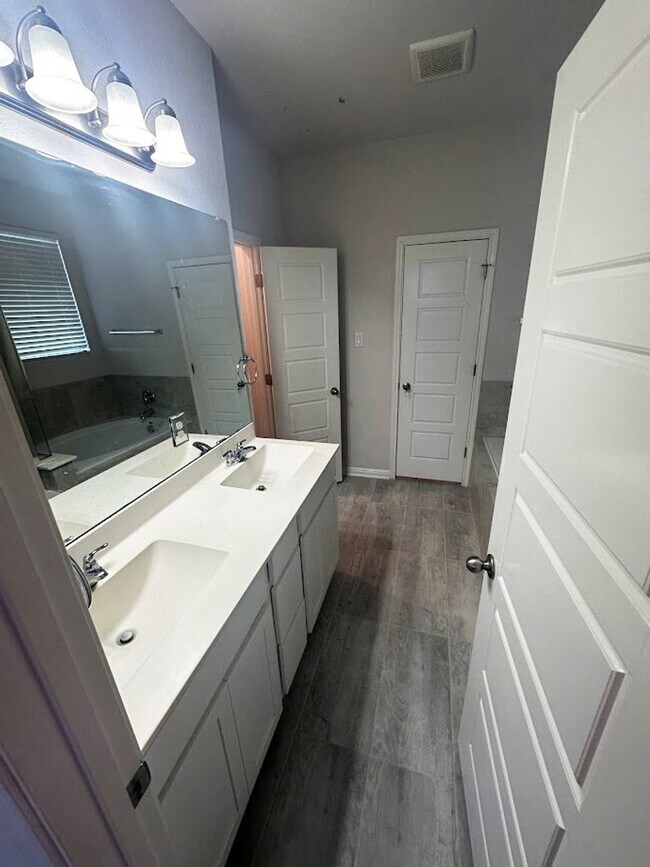 Building Photo - 4802 Drifter Oaks