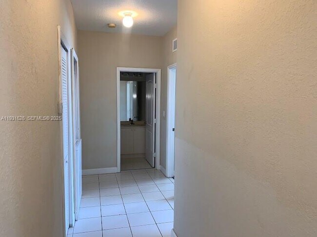 Building Photo - 2637 SE 16th Terrace