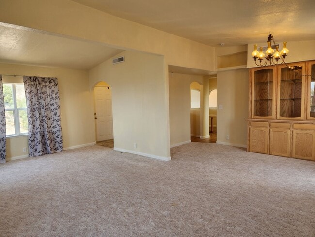 Building Photo - Large manufactured home in Topaz Ranch Estates