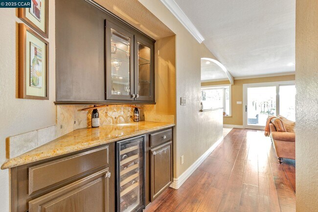 Building Photo - 668 Sun Tree Ct