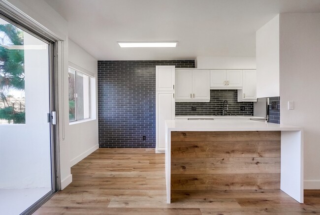 Building Photo - 435 N Oakhurst Dr