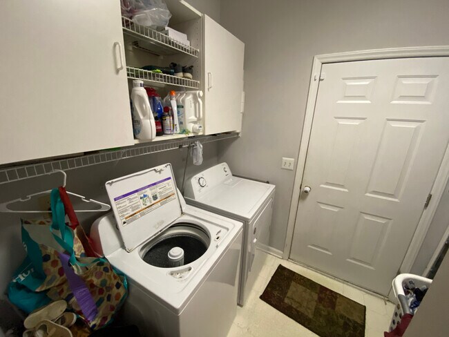 Building Photo - Room in House on Daingerfield Dr