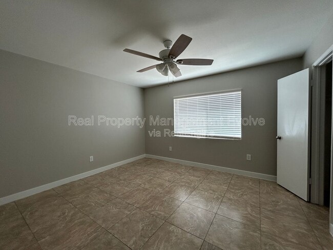 Building Photo - 3416 S Westfall Ave