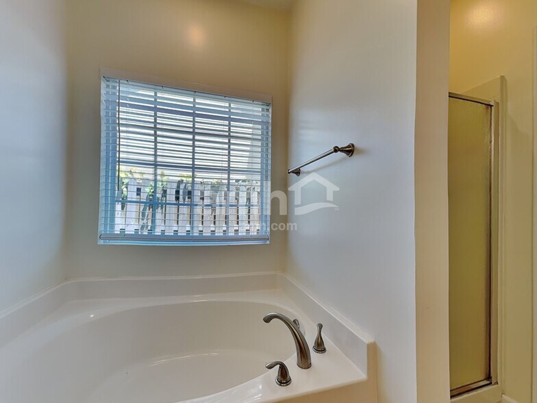 Building Photo - 632 Stonebridge Cir