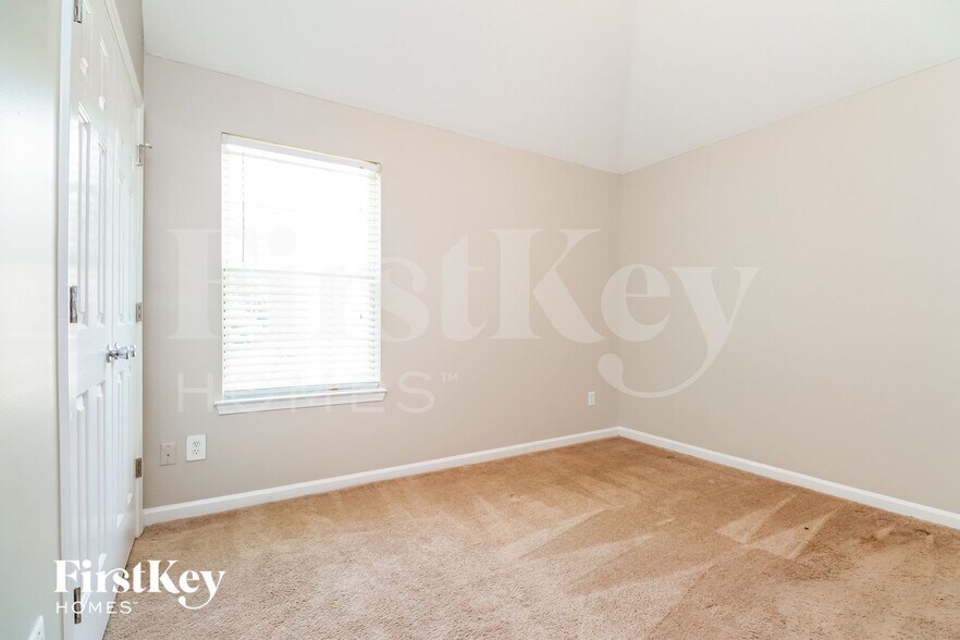 Building Photo - 592 Howell Dr