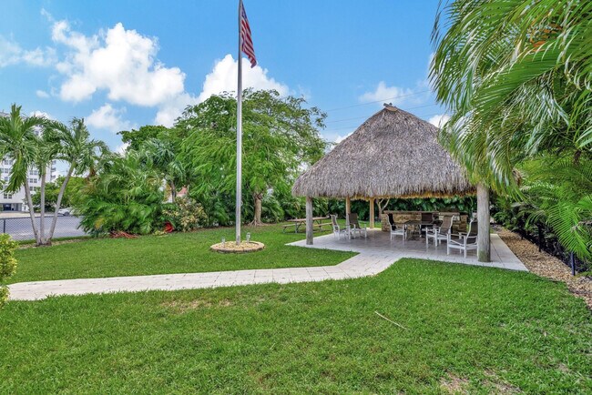 Building Photo - 3121 NE 51st St