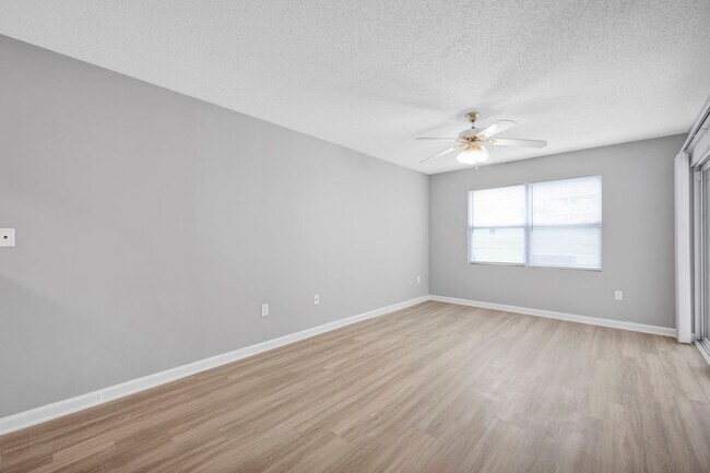 Building Photo - 305 Country Club Dr NE