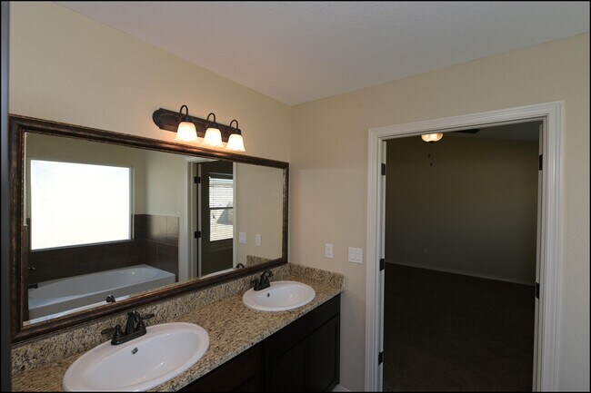 Building Photo - 3131 Red Orchard Dr