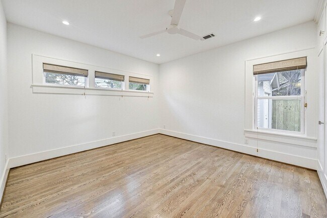 Building Photo - Completely renovated Heights historic bung...