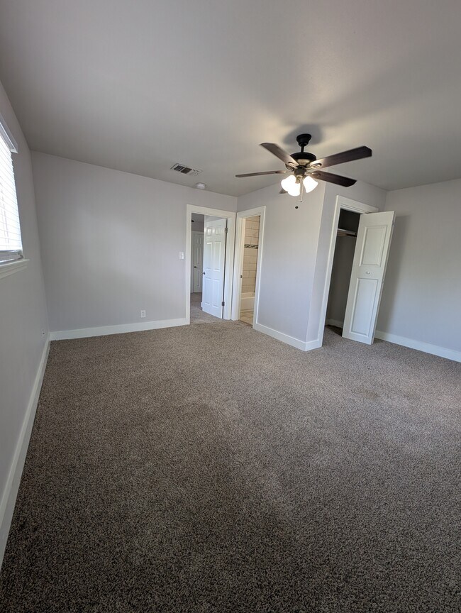 Building Photo - 515 E Elm St