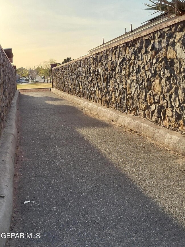 Building Photo - 1733 Shreya St