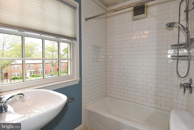 Building Photo - 1531 Patrick Henry Dr