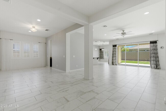 Building Photo - 1083 E Holland Park Dr