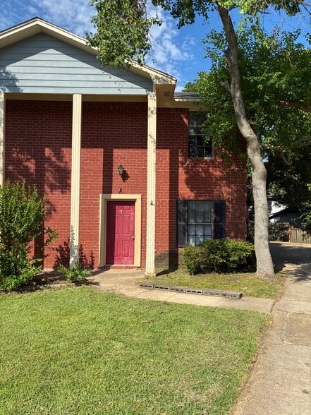 Primary Photo - 719 Wicklow Pl