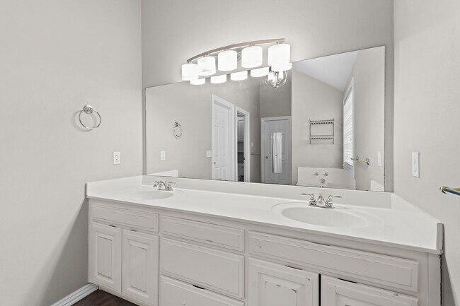 Building Photo - Beautiful and Spacious Home!