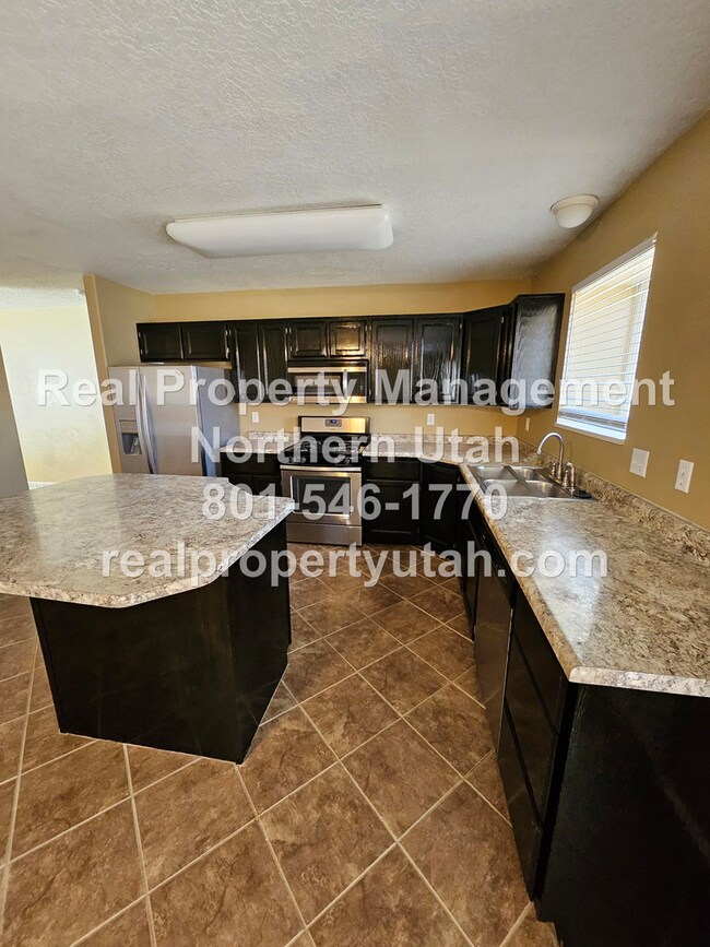 Building Photo - Stunning 4 Bedroom 3 Bath Syracuse Home