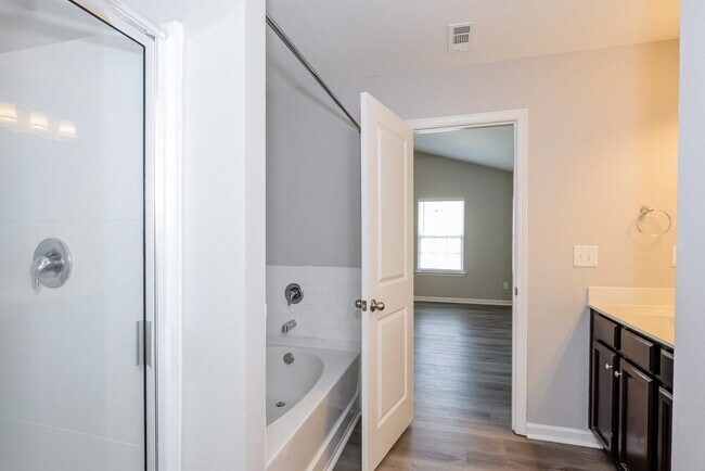 Building Photo - 1939 Eastway Dr