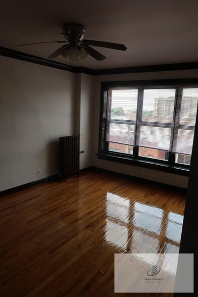 Building Photo - 846 W Montrose Ave