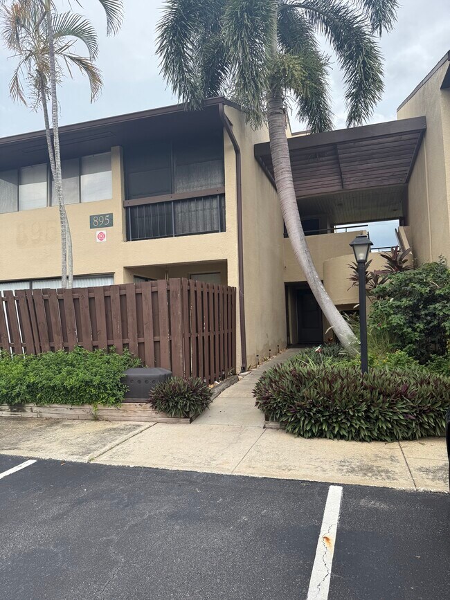 Building Photo - 895 N Village Dr
