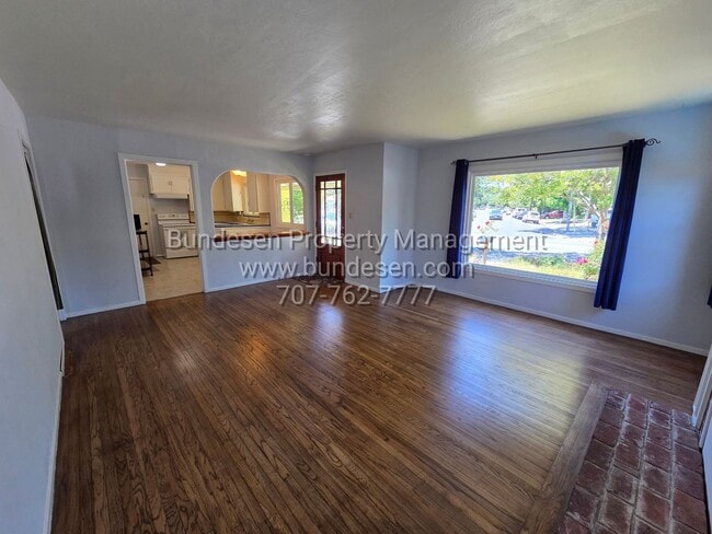 Building Photo - Beautiful 2 bedroom, 1 bath in the desirable Montgomery Village neighborhood - Santa Rosa