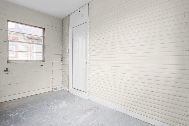 Building Photo - Updated 3 Bed Home