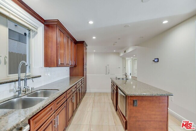 Building Photo - 918 S Wooster St