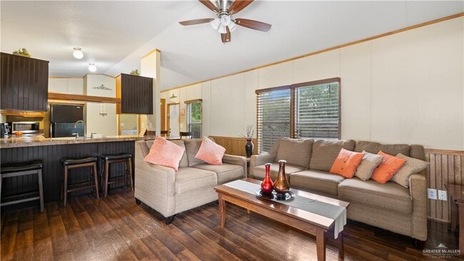 Building Photo - 10 Fern Ave W