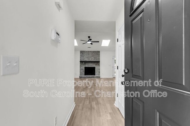 Building Photo - 9870 Levenshall Dr