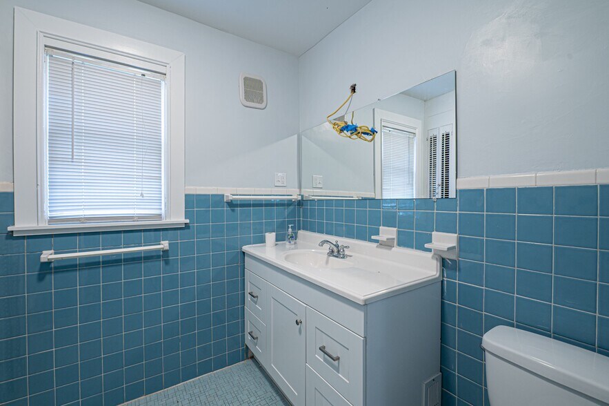 Bathroom 1 - 1592 Corbin Ave