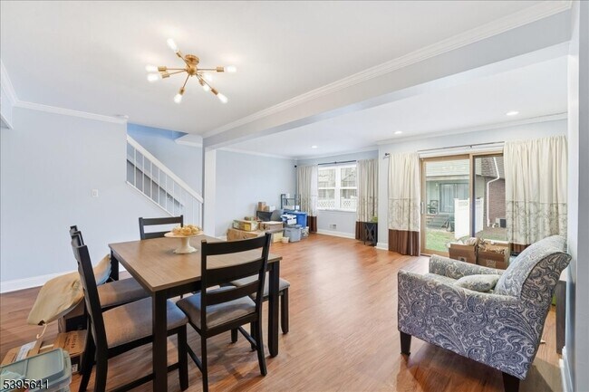 Building Photo - 2606 Trafalgar Square