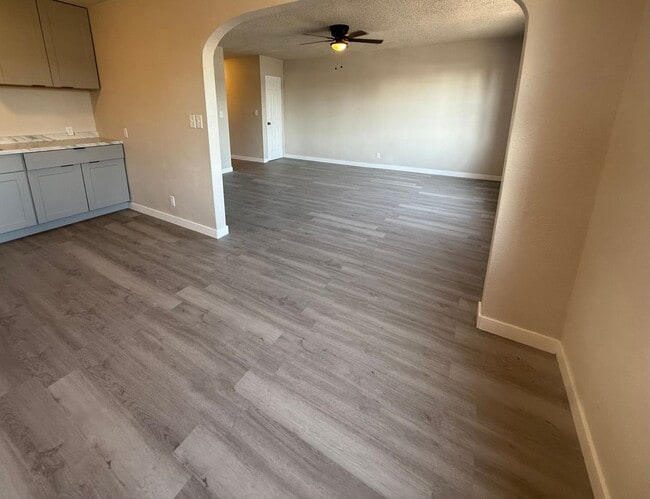 Building Photo - Renovated 1 Bedroom Available Now! All Uti...
