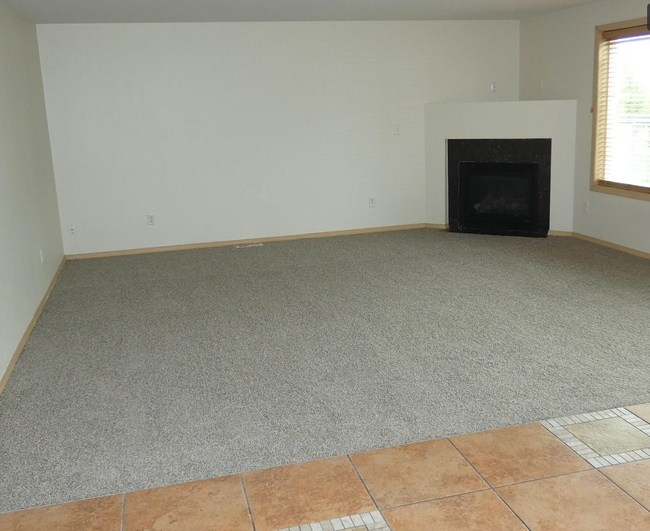 Building Photo - Spacious 4 BR/ 2.5BA