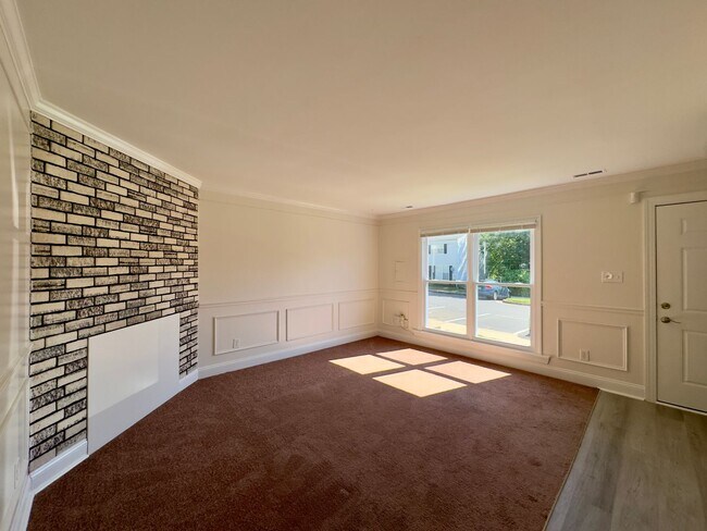 Building Photo - Charming 3Bed/1.5Bath Townhome in Rosedale
